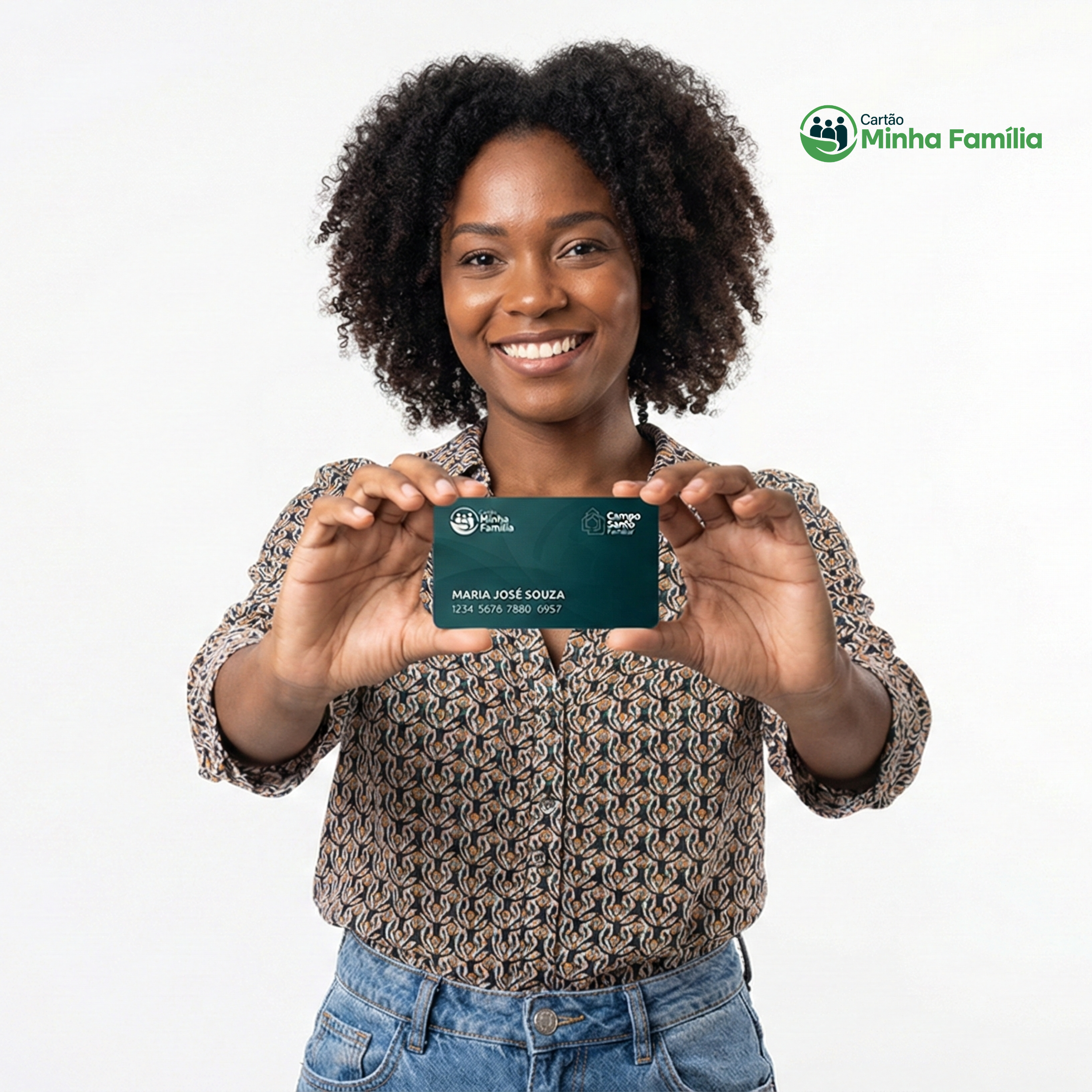 Mulher segurando o Cartão Minha Família